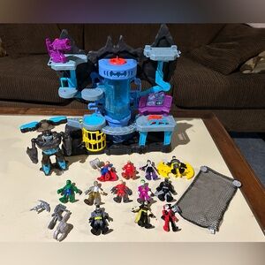 Batman Cave with 13 imaginex figures +weapons